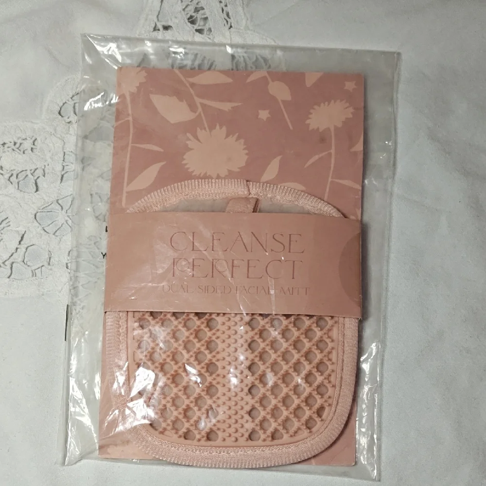 Textured Dual-sided Facial Cleansing Mitt by Cleanse Perfect